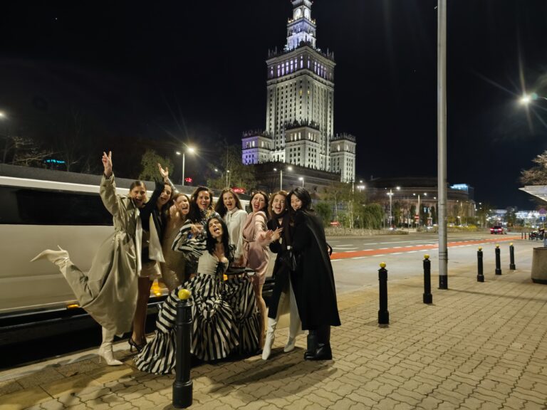 girls rent limousine in warsaw for hen party