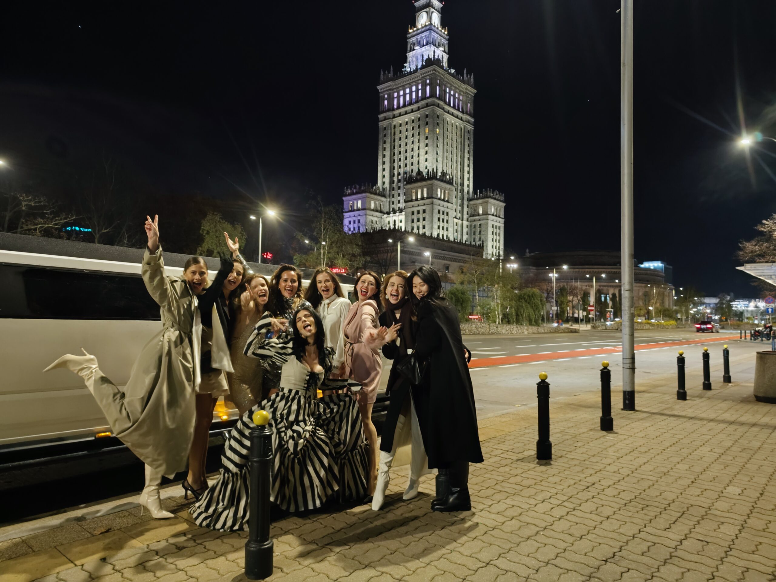 girls rent limousine in warsaw for hen party